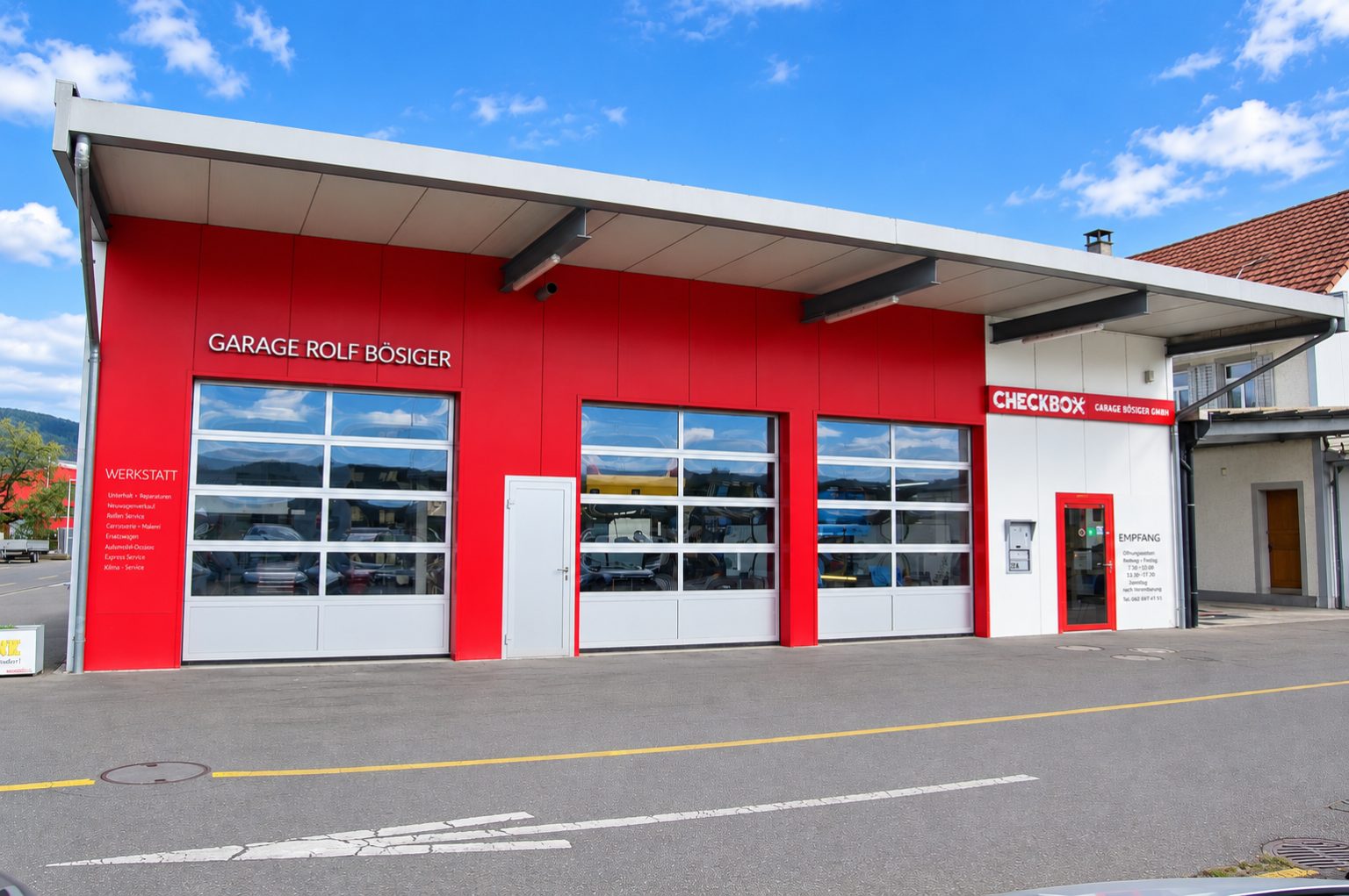 Aussenansicht der Garage Bösiger in Wildegg mit Werkstatttoren und Empfang.
