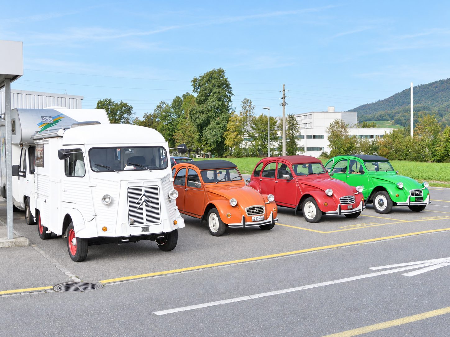 Citroën HY und drei 2CV vor der Garage.