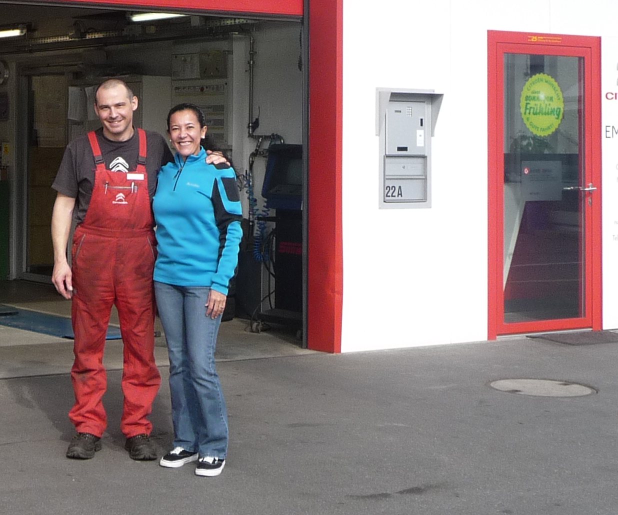 Zwei Mitarbeitende vor der Werkstatt der Garage Bösiger.