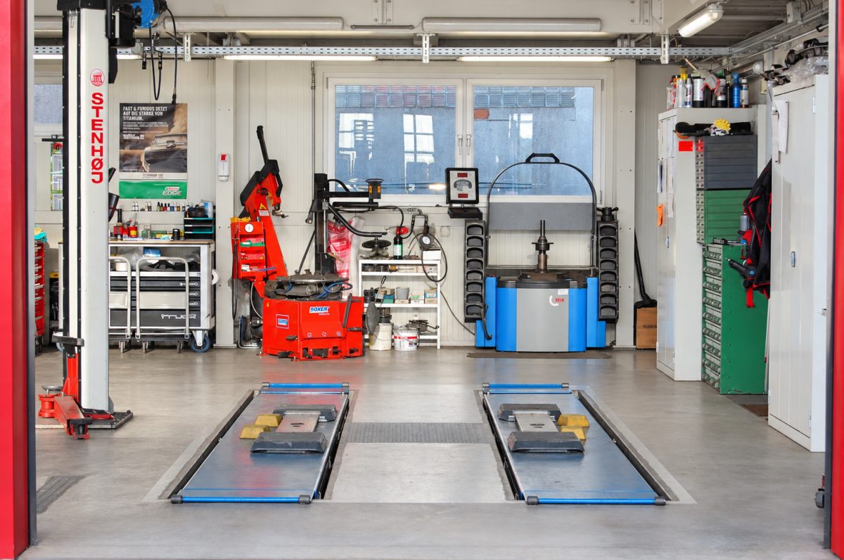 Werkstatt der Garage Bösiger mit Hebebühne und Werkstattausrüstung.