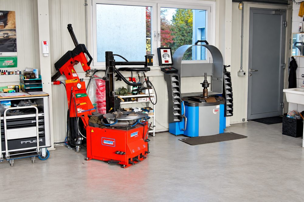 Reifenmontiermaschine und Auswuchtmaschine in der Werkstatt.